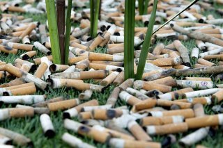 Pour les responsables de stop2drop, "un mégot de cigarette peut sembler insignifiant, mais il est extrêmement dangereux" pour les jeunes enfants et l'environnement (image d'illustration). KEYSTONE/MAGALI GIRARDIN